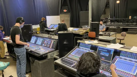 Consoles numériques de façade alignées pour une classe de sonorisation live
