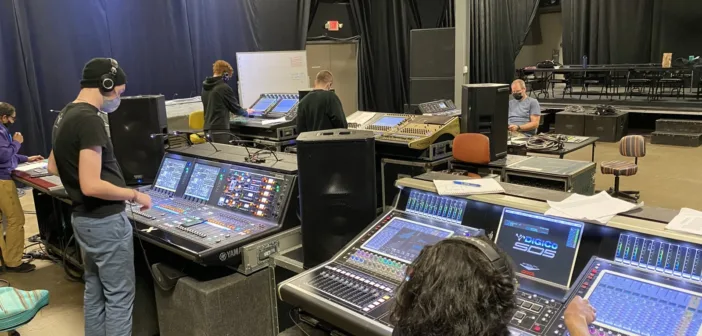 Consoles numériques de façade alignées pour une classe de sonorisation live
