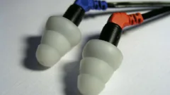 Paire de retours in-ear de scène avec leur embout d'isolation