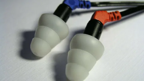 Paire de retours in-ear de scène avec leur embout d'isolation
