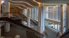Vue interieure d'une grande salle de concert, type d'espace dont la reverberation est capturee en reponse impulsionnelle