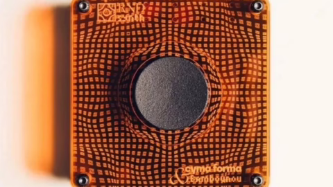 Synthétiseur Cyma Forma RND, boîtier acrylique orange translucide avec un bouton central unique