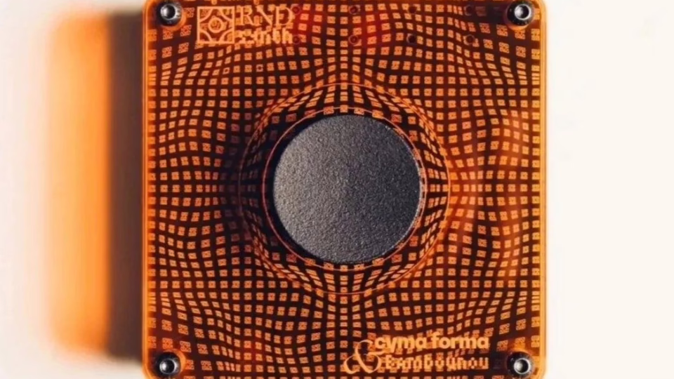 Synthétiseur Cyma Forma RND, boîtier acrylique orange translucide avec un bouton central unique