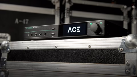 Processeur audio DirectOut ACE, format demi-rack, posé sur un flight case