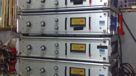 Compresseurs UREI 1176LN en rack, le limiteur FET de reference du studio
