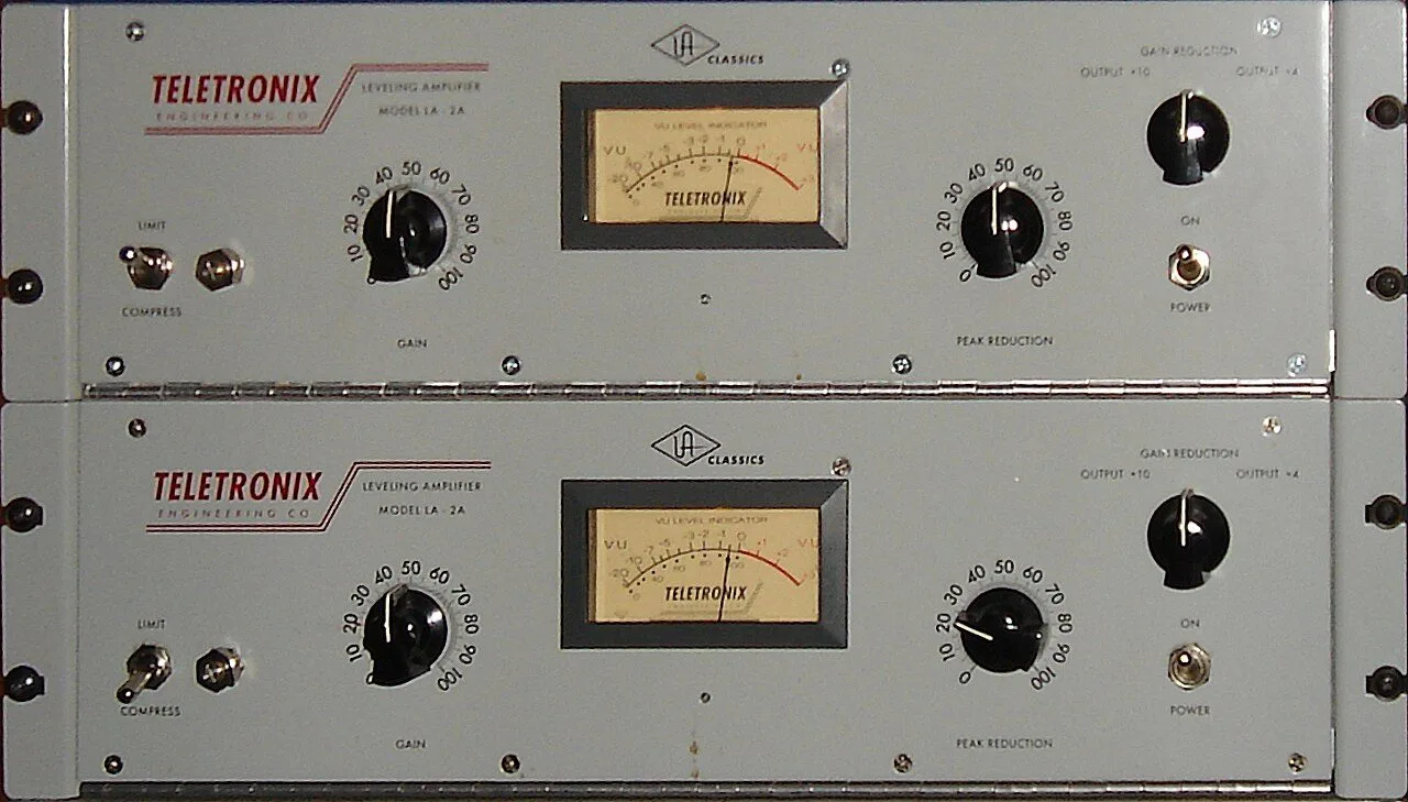 Compresseur optique Teletronix LA-2A monté en rack dans un studio