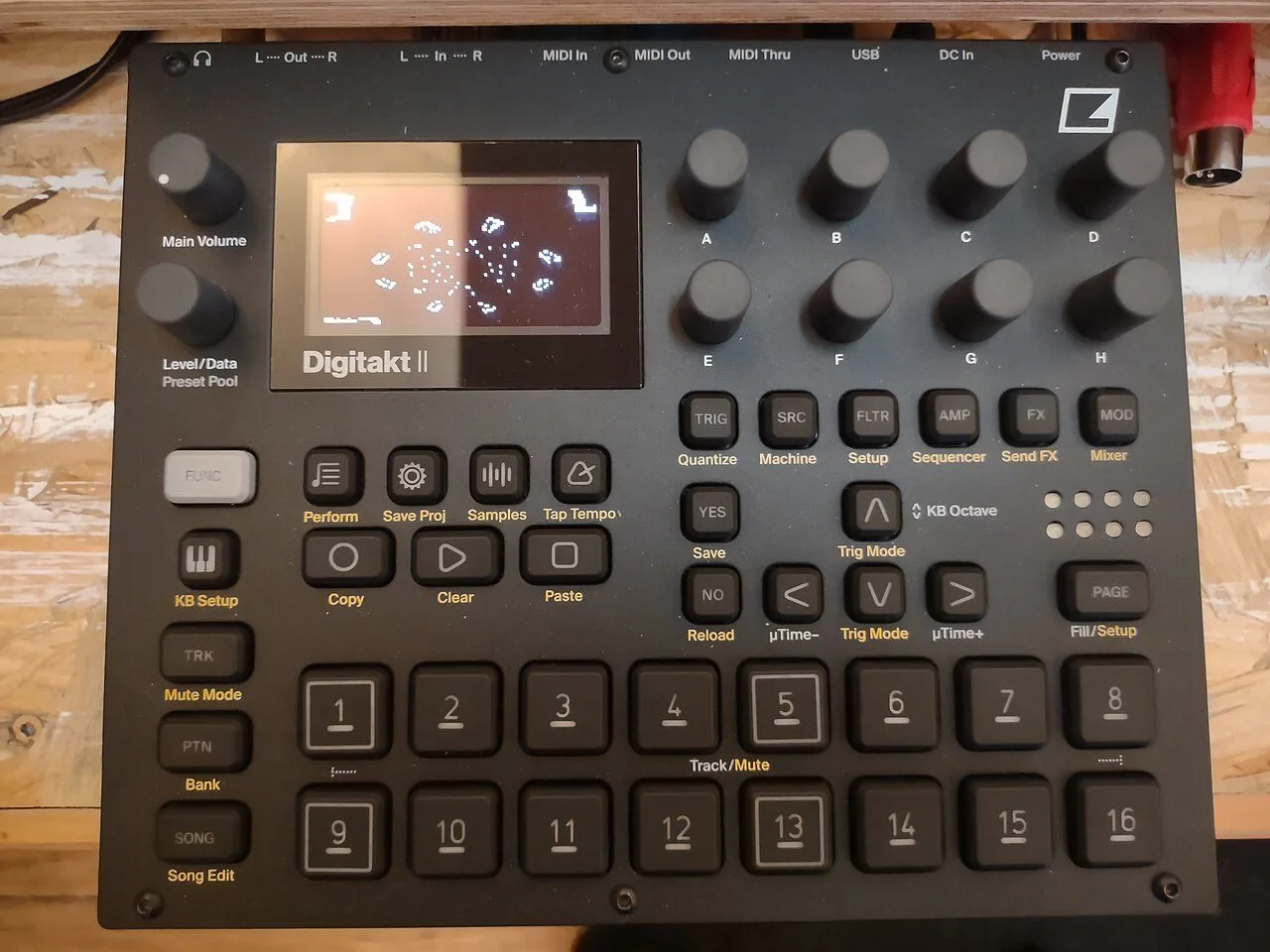 Sampler et séquenceur Elektron Digitakt II sur un plan de travail