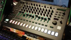 Boite a rythmes Roland TR-8S avec son sequenceur a pas