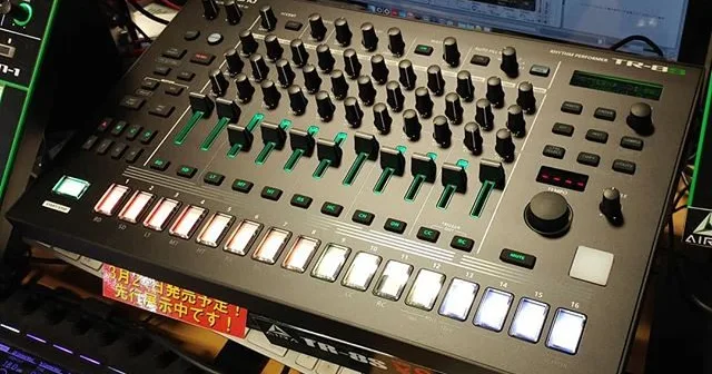 Boite a rythmes Roland TR-8S avec son sequenceur a pas