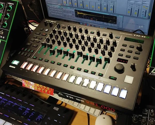 Boite a rythmes Roland TR-8S avec son sequenceur a pas
