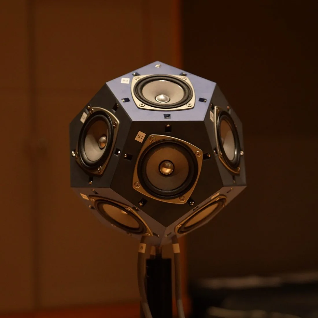 Le reseau de haut-parleurs dodecaedrique concu par Dreamtonics pour mesurer l'acoustique