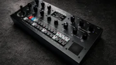 La groovebox hybride Twisted Electrons FLEXFM vue de trois quarts