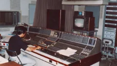 Régie audio d'un studio de télévision : console et écrans de monitoring