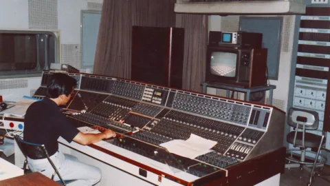 Régie audio d'un studio de télévision : console et écrans de monitoring