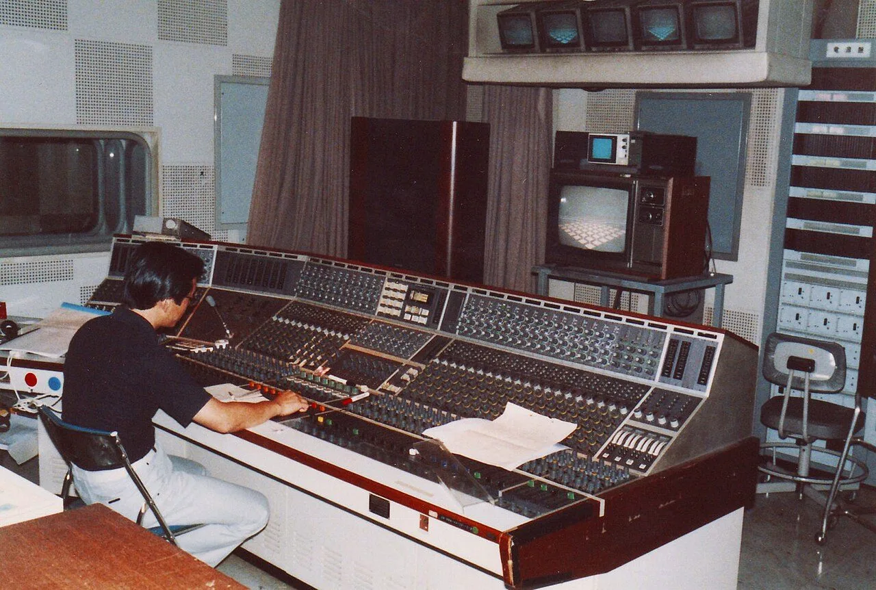 Régie audio d'un studio de télévision : console et écrans de monitoring