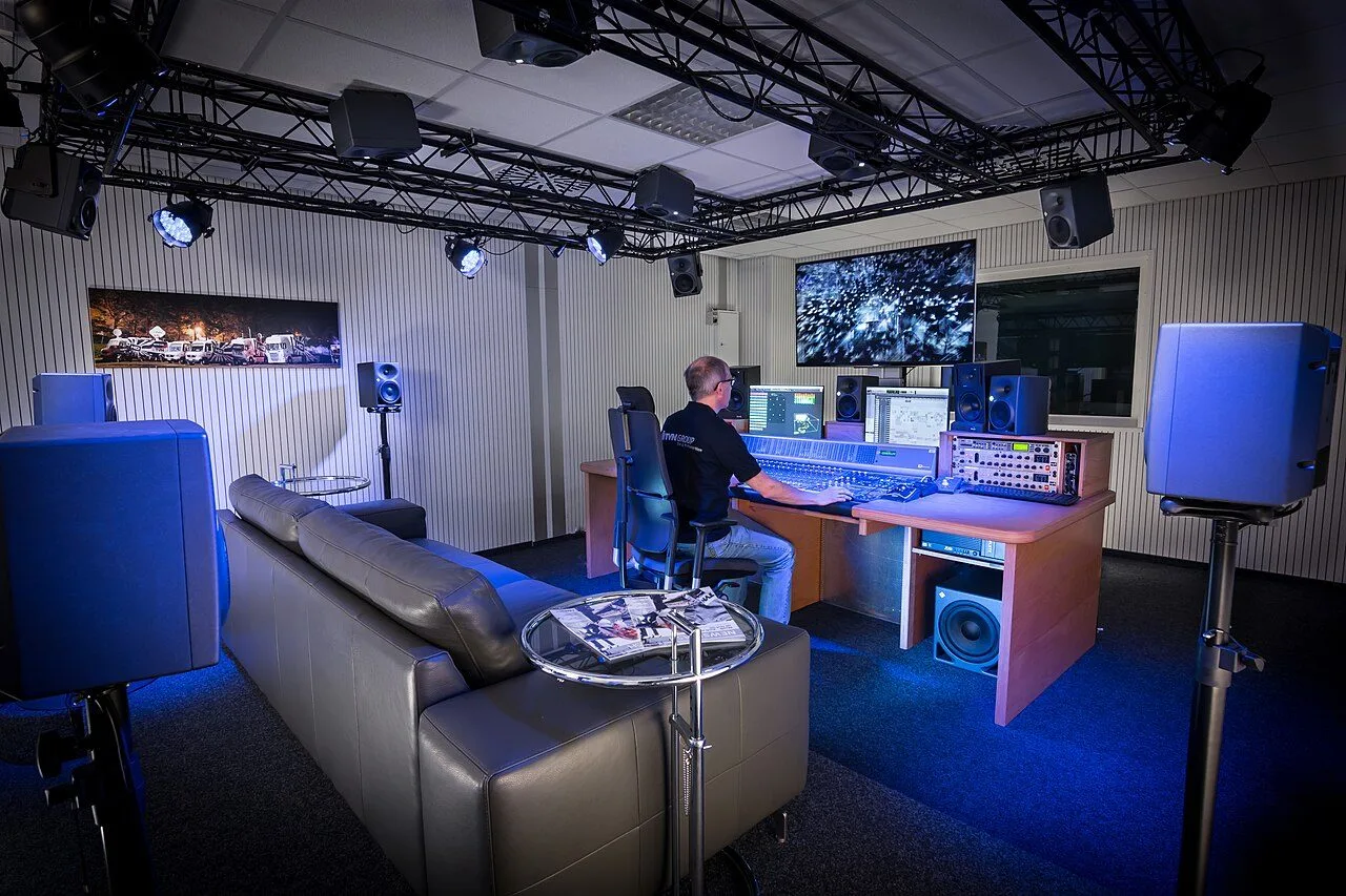 Studio de production audio immersive équipé d’un système de haut-parleurs Dolby Atmos