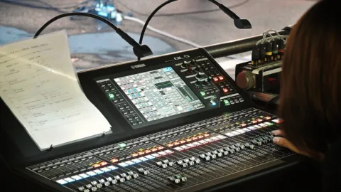 Une console numérique live Yamaha QL5 en situation : c'est ici que se règlent les départs pré et post-fader