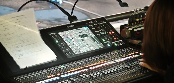 Une console numérique live Yamaha QL5 en situation : c'est ici que se règlent les départs pré et post-fader