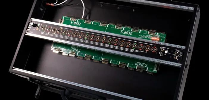 Intérieur du Make Noise 4 Zone CV Bus Case montrant les quatre zones d'alimentation