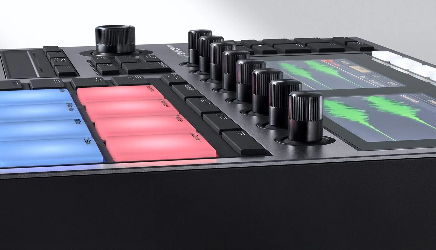 Les deux écrans couleur et les encodeurs tactiles de la Maschine+