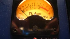Un VU-mètre à aiguille accompagné d'un témoin de crête sur un appareil audio