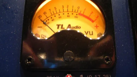 Un VU-mètre à aiguille accompagné d'un témoin de crête sur un appareil audio