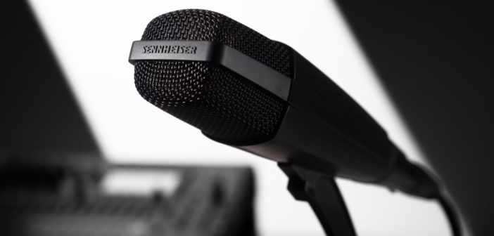 Un micro dynamique de repiquage place sur un tom de batterie