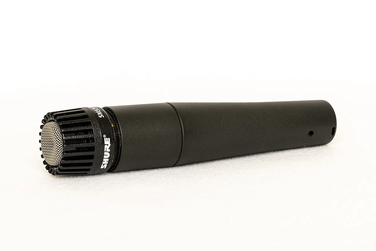 Un micro dynamique Shure SM57, robuste et polyvalent