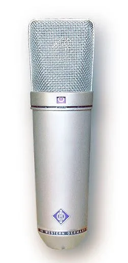 Un micro statique à large membrane Neumann U87, référence du studio