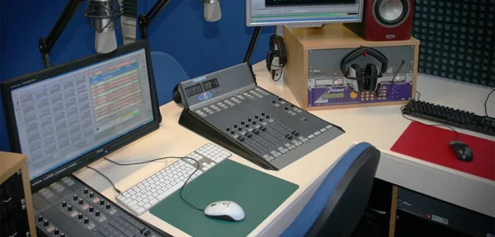 Studio de radio avec console de mixage, micros et casques pour recevoir des invités