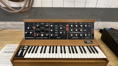 Un Minimoog Model D : le synthétiseur analogique où la synchro d'oscillateurs sculpte des sons balayés