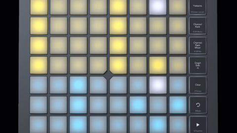 Contrôleur Novation FLpad vu de dessus, grille de 64 pads RGB pour FL Studio