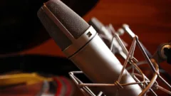 Un microphone de studio Neumann U87 en place pour la prise de voix