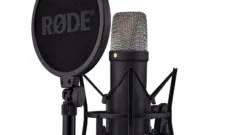 Micro statique de studio sur sa suspension avec filtre anti-pop, prêt pour une prise de voix