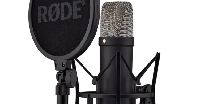 Micro statique de studio sur sa suspension avec filtre anti-pop, prêt pour une prise de voix