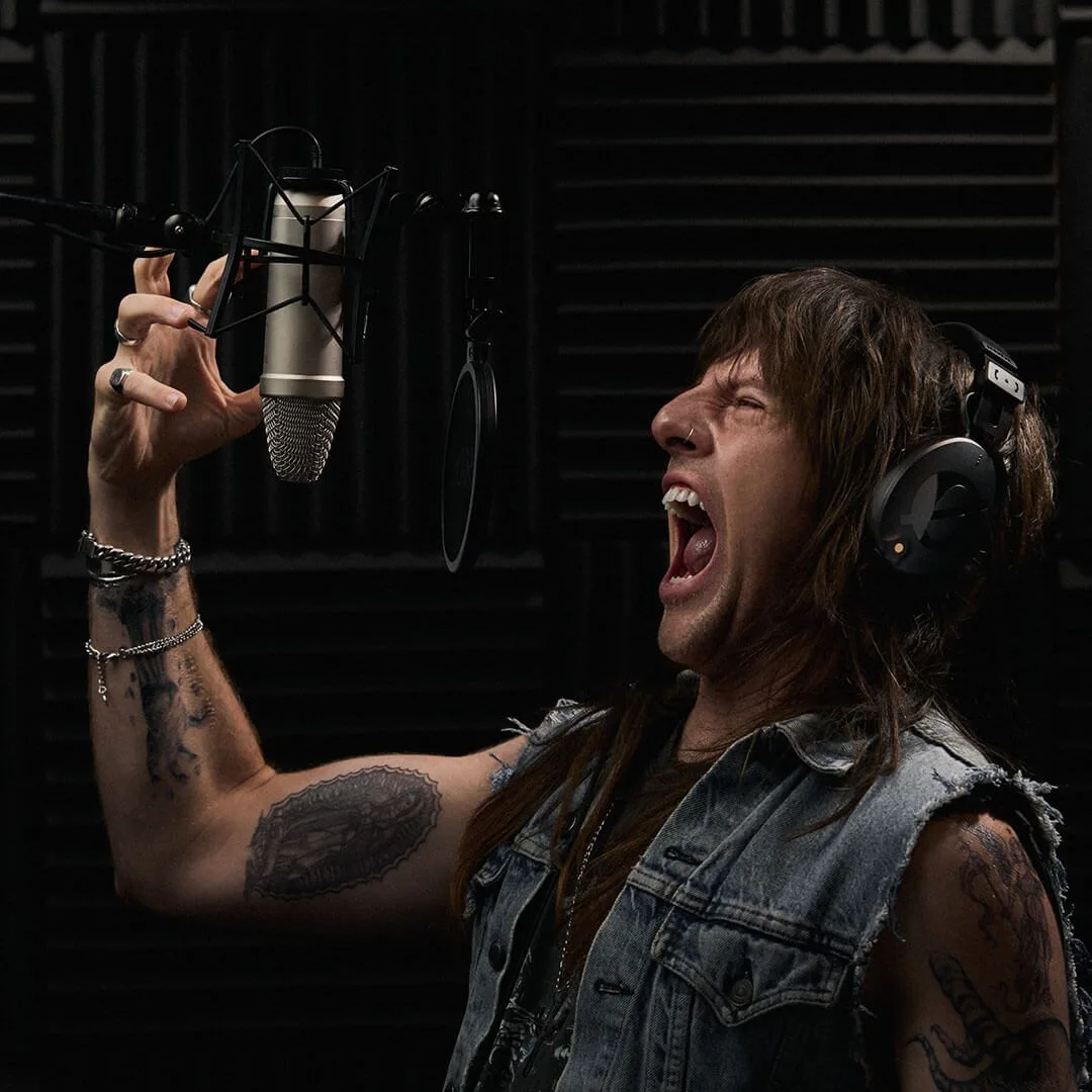 Chanteur placé face à un micro de studio, à bonne distance de la capsule