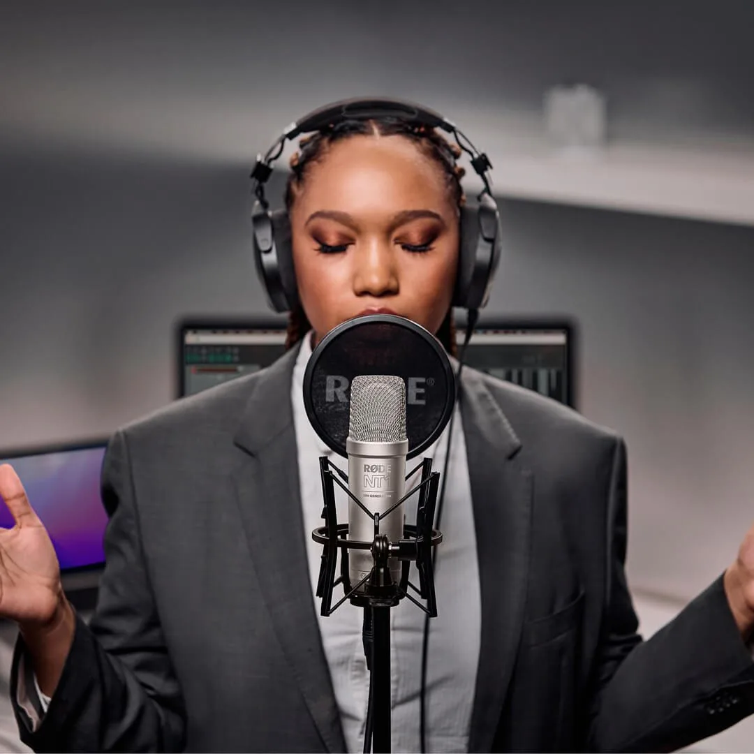 Micro de studio vu de près, câble XLR connecté, dans un home-studio traité