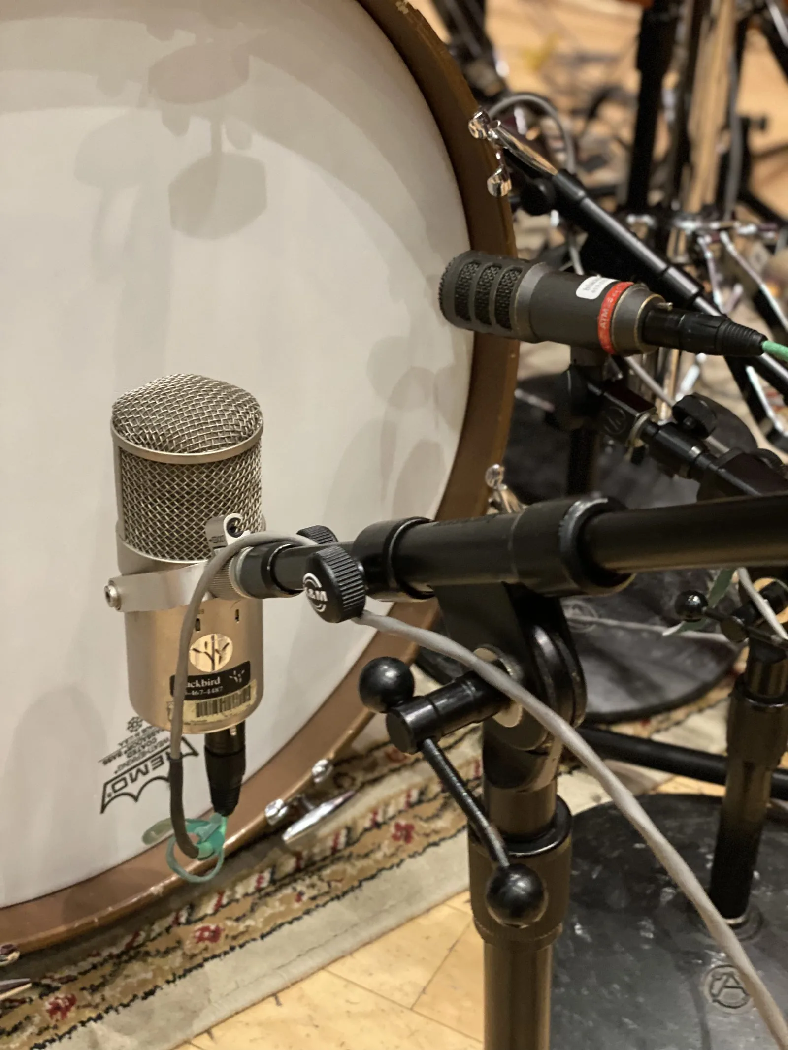 Drum recording with several mics, a classic source of phase problems
