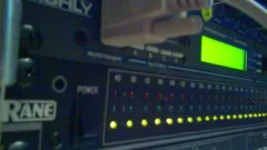 Processeur de diffusion et controleur de haut-parleurs monte en rack, coeur du traitement d'un systeme de sonorisation