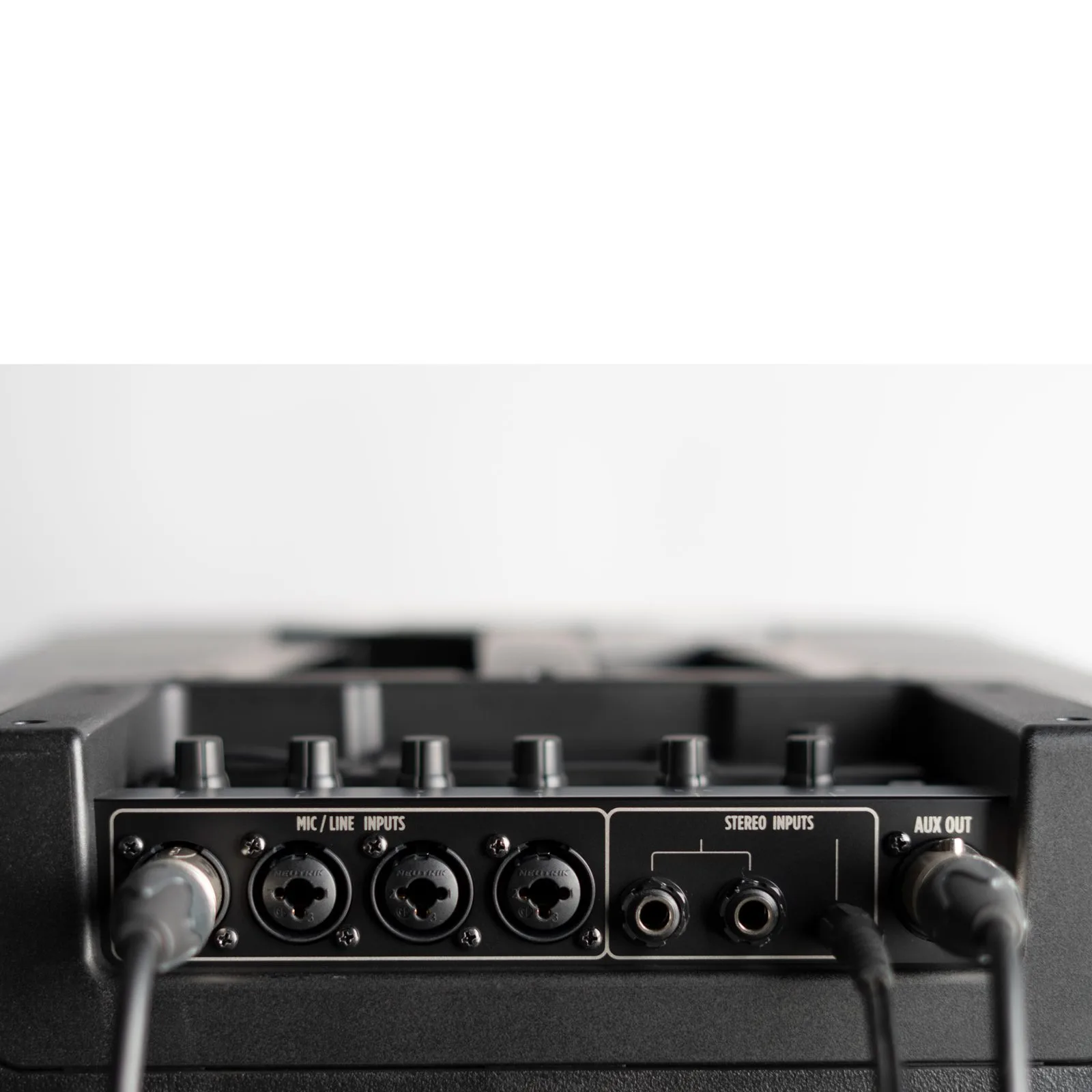 Console numérique huit voies intégrée au caisson du RCF EVOX JMIX9