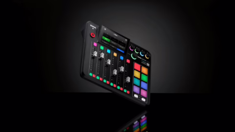 La console de podcast RODE RODECaster Pro II vue de trois quarts