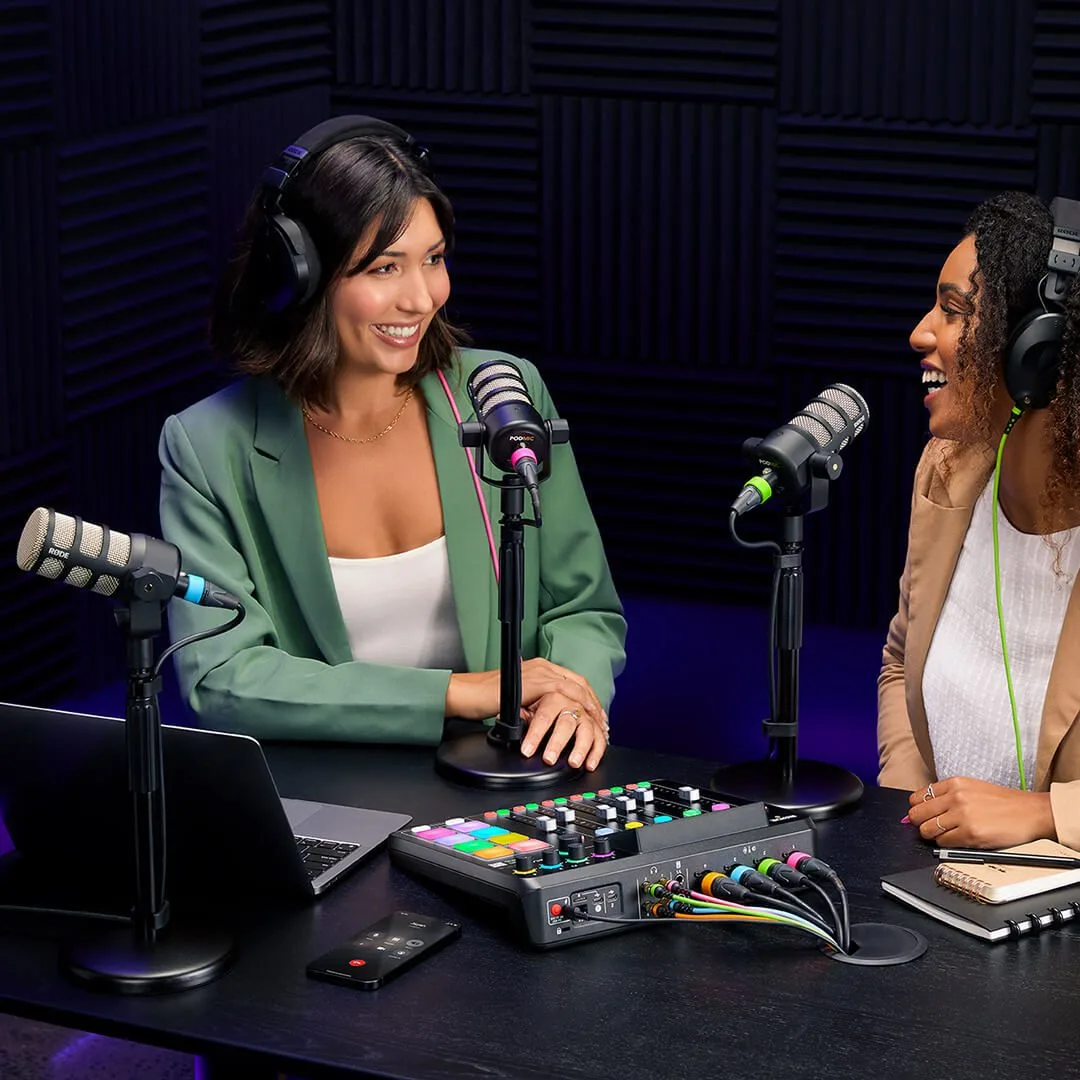 Le RØDECaster Pro II en situation d'enregistrement de podcast à plusieurs intervenants