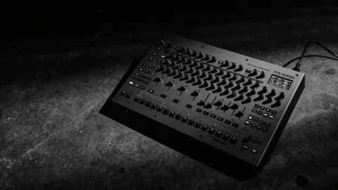 Roland TR-1000 Rhythm Creator, boîte à rythmes analogique et numérique, vue de face