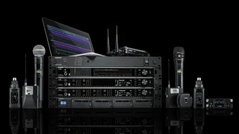 Système micro HF Shure Axient Digital : récepteurs en rack, émetteurs main et ceinture, logiciel de gestion