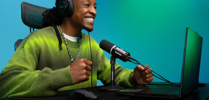 Micro USB Shure MV6 Gen 2 noir sur son pied, devant un ordinateur portable