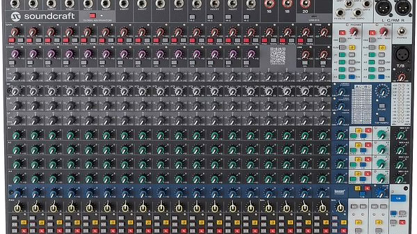 La console de mixage analogique Soundcraft Signature Plus vue de dessus