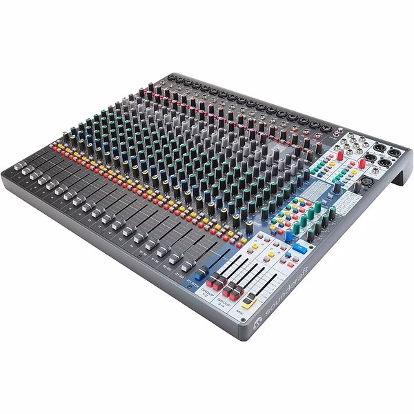 Connectique et section de sortie de la console Soundcraft Signature Plus