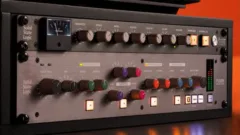 Compresseur de bus SSL Bus Comp Classic vu de trois quarts