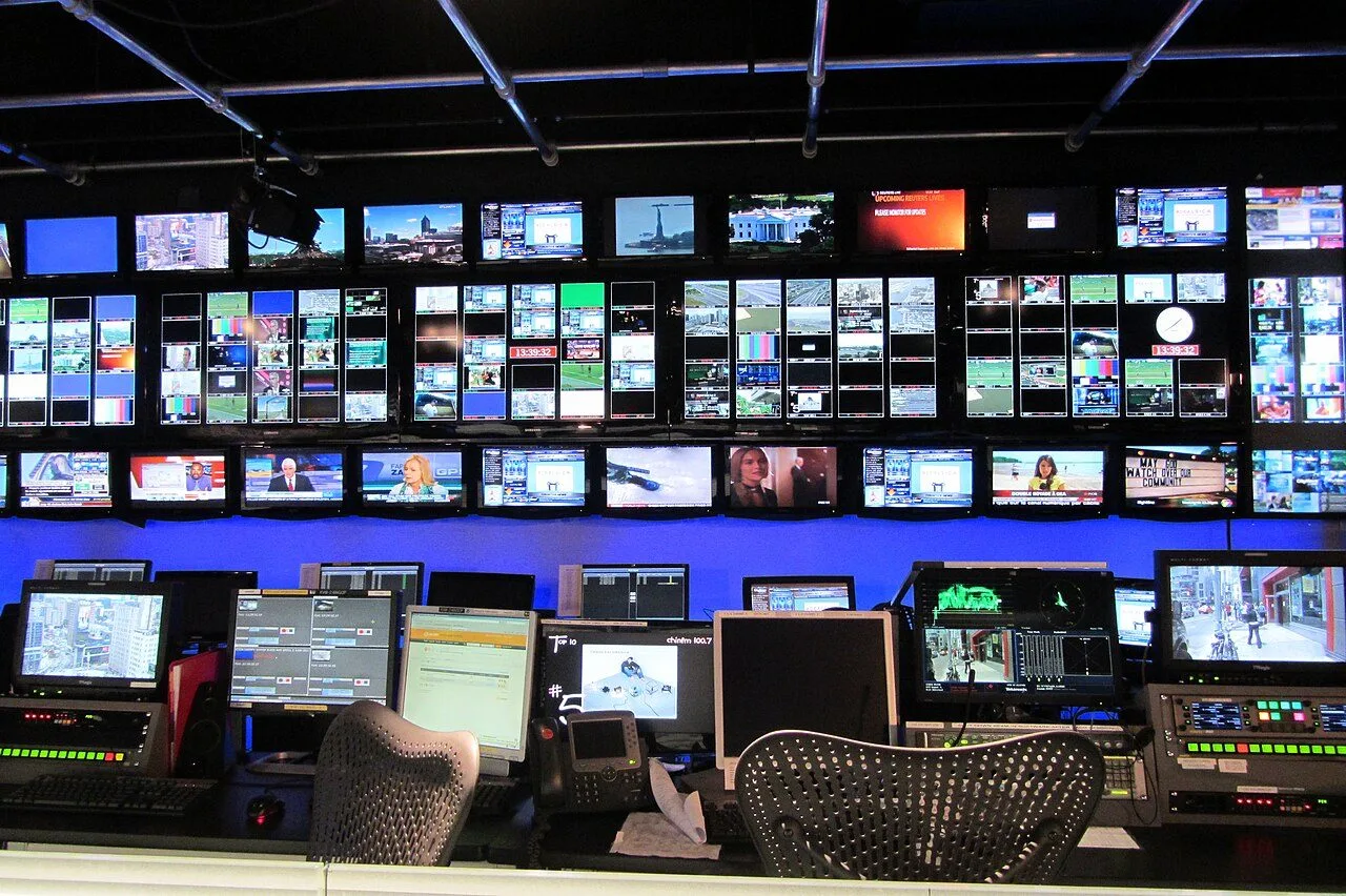 Regie de diffusion tele avec postes de controle, environnement typique d'un flux audio-sur-IP redonde