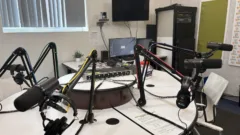 Micros et casques installés dans un studio de podcast